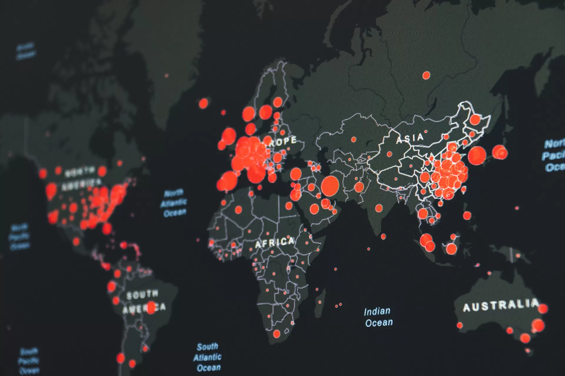 Visualisierung einer Corona-Statistik in Form einer Weltkarte, die die Ausbreitung der Pandemie zeigt.