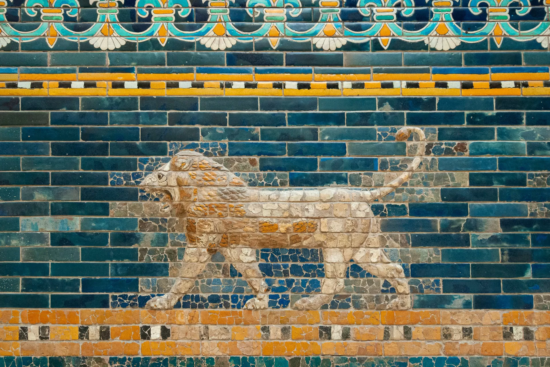 Eine Nahaufnahme eines Teils des Ischtar-Tors zur Stadt Babylon. Das Tor wurde um 575 v. Chr. während der Herrschaft von König Nebukadnezar II. erbaut. Auf einer farbigen Mosaikwand ist ein Löwe dargestellt.