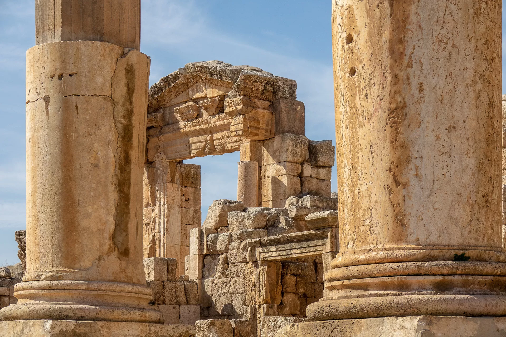 Palmyra ist eine antike Oasenstadt im heutigen Gouvernement Homs in Syrien. Im Bild sind die Ruinen des römischen Theaters zu sehen.