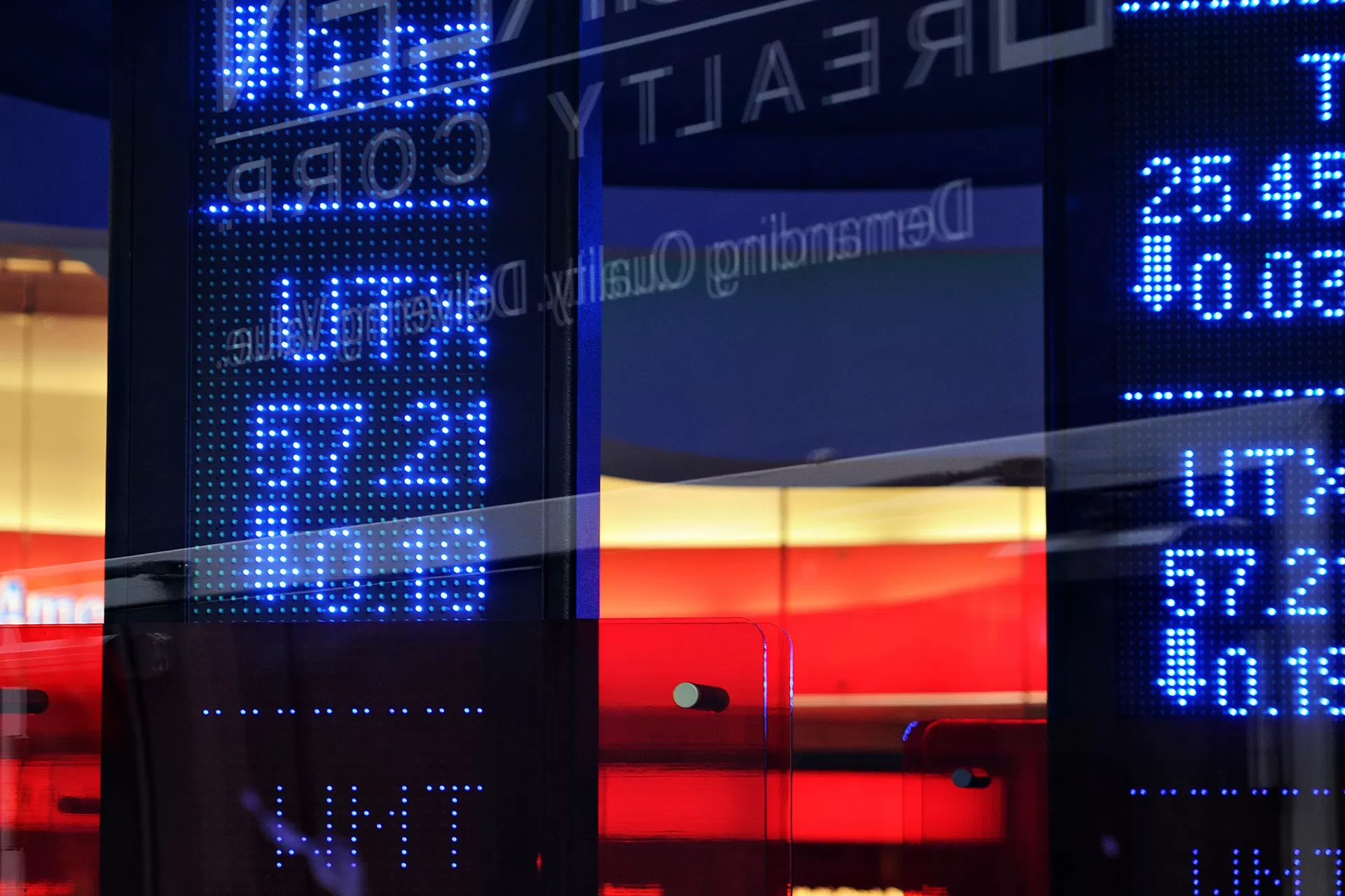 Die Börsenkurse werden auf Displays im Fenster einer Bank angezeigt.
