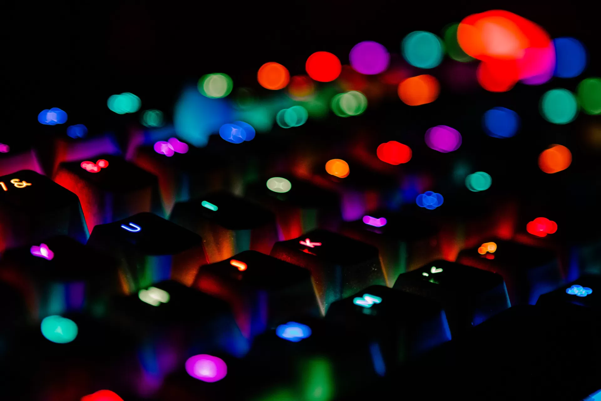 Eine Tastatur im dunklen mit leuchtenden Tasten in RGB-Farben.