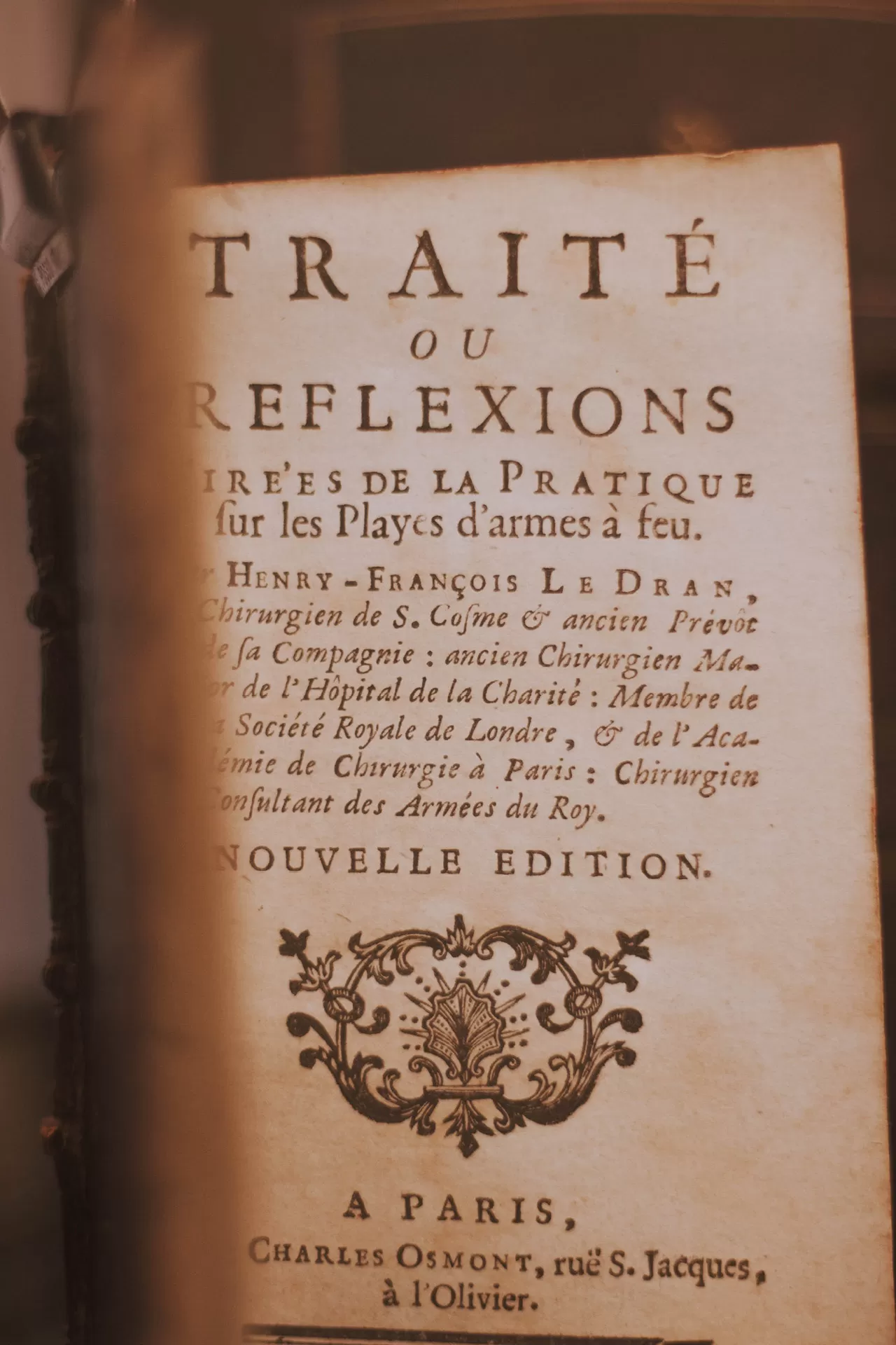 Die Titelei eines antiken Französischen Buches.