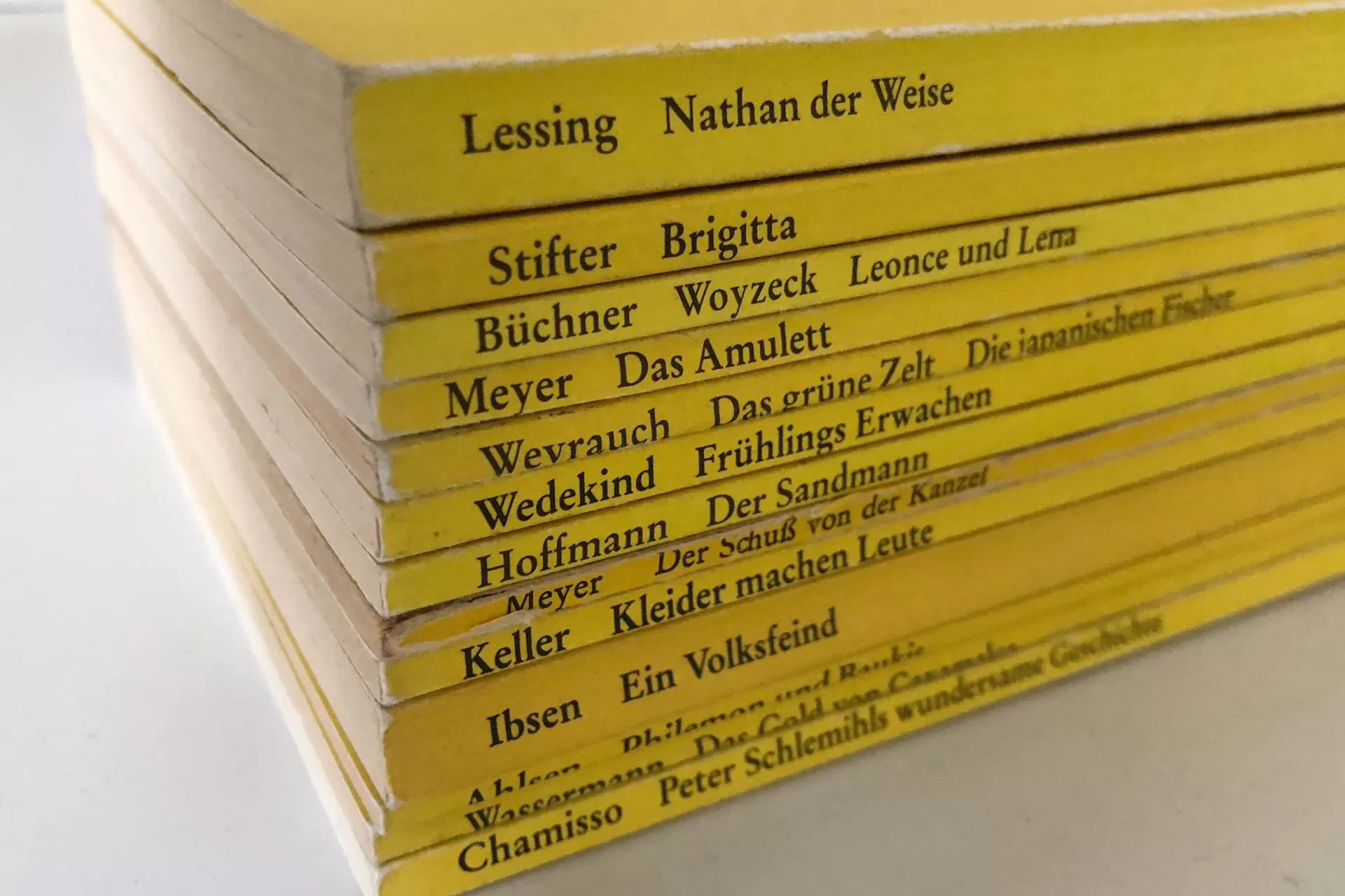 Ein Stapel von gelben Reclam-Büchern mit Titeln der deutschen Literatur.