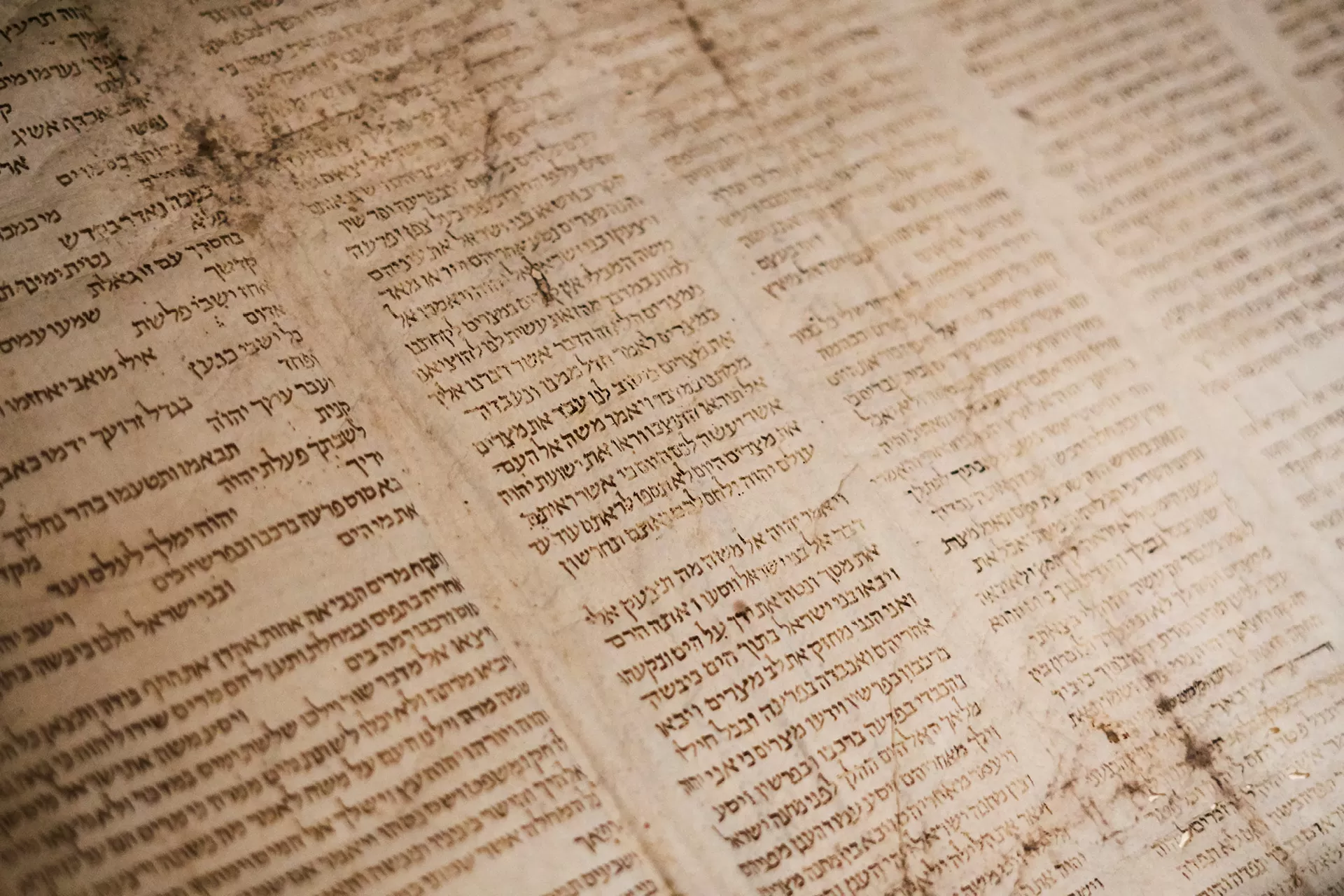 Ein hebräischer Text in einer Thora, altes Papier
