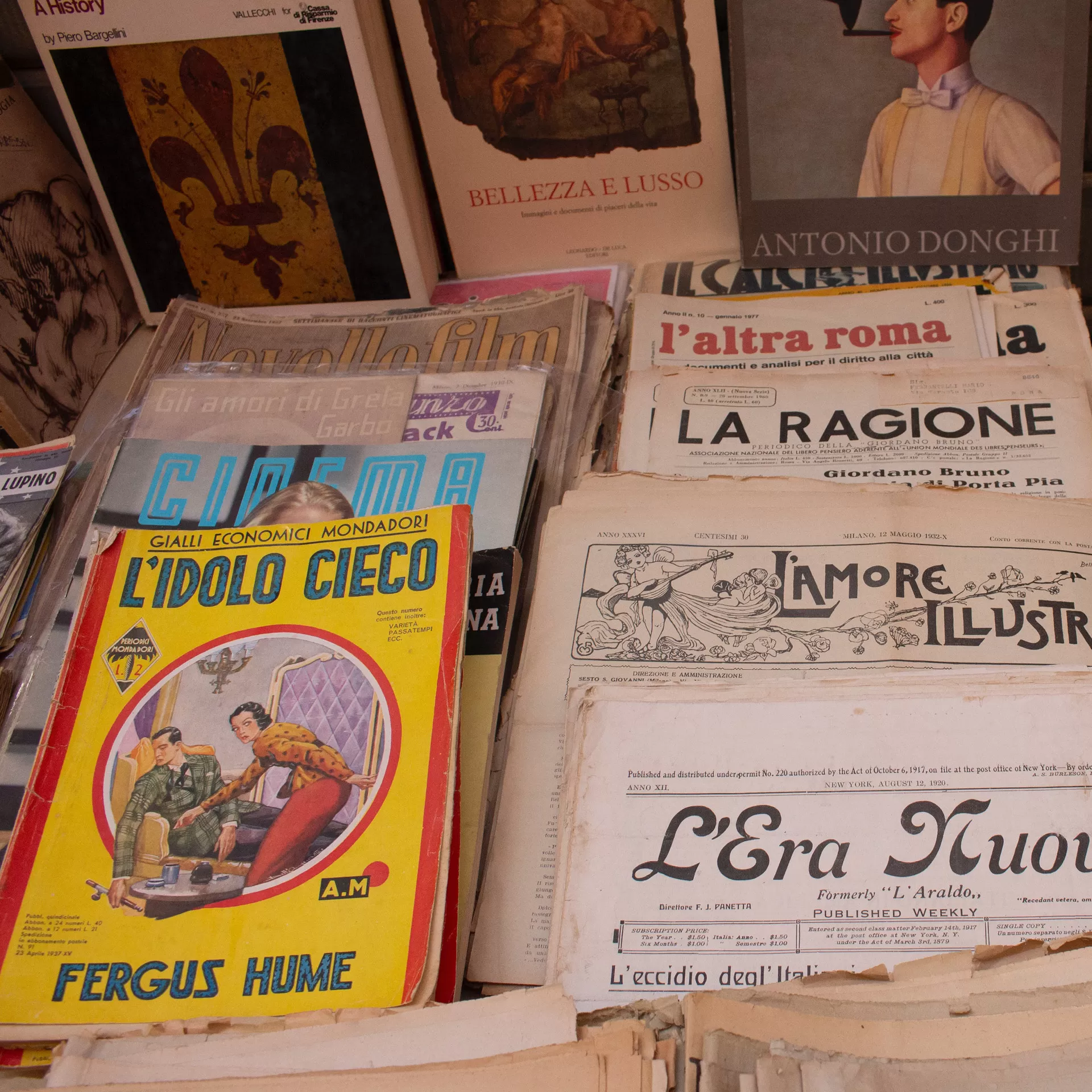 Die Auslage eines Verkaufsstandes mit alten italienischen Magazinen und Büchern.