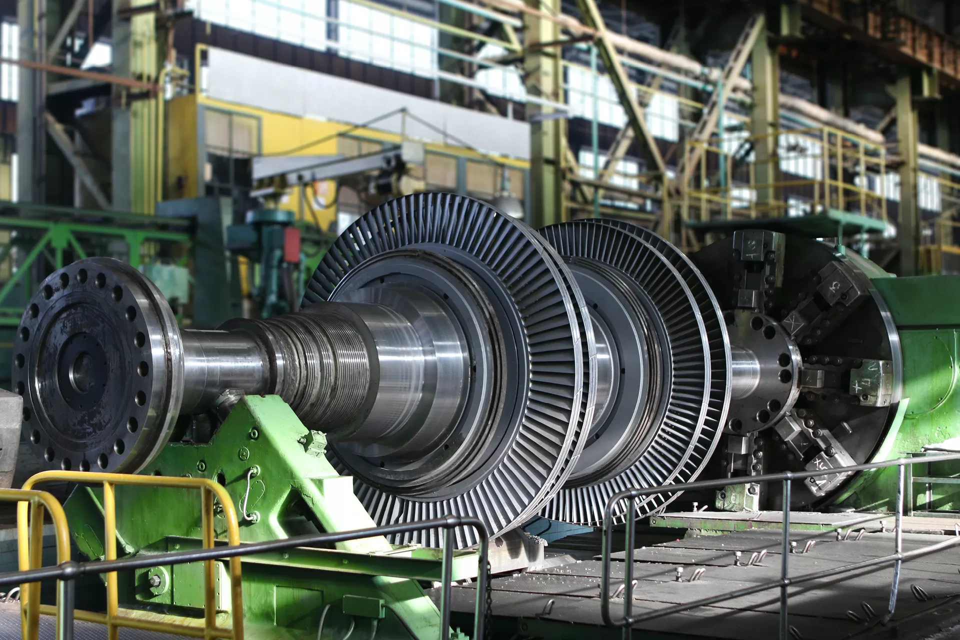 In einer riesigen Fabrikhalle wird ein Antriebsteil einer Industriemaschine hergestellt.