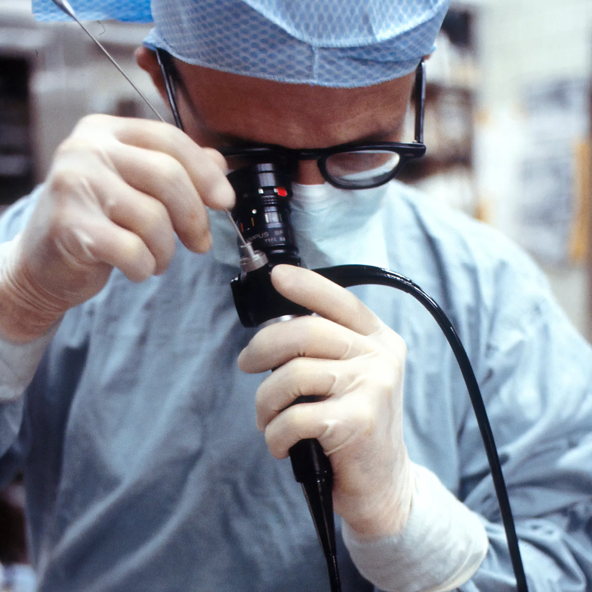 Ein Arzt verwendet ein Bronchoskop: Mittels flexiblem Schlauch mit einem Licht kann er in die Luftröhre eines Patienten hineinsehen.