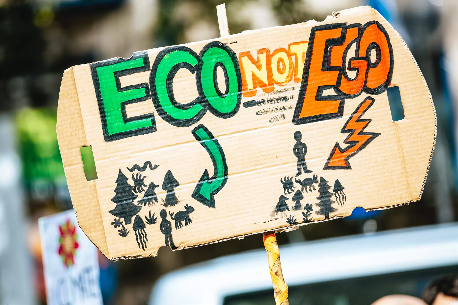 Ein Pappschild mit der Aufschrift «ECO NOT EGO» wird am globalen Klimastreik hochgehalten.