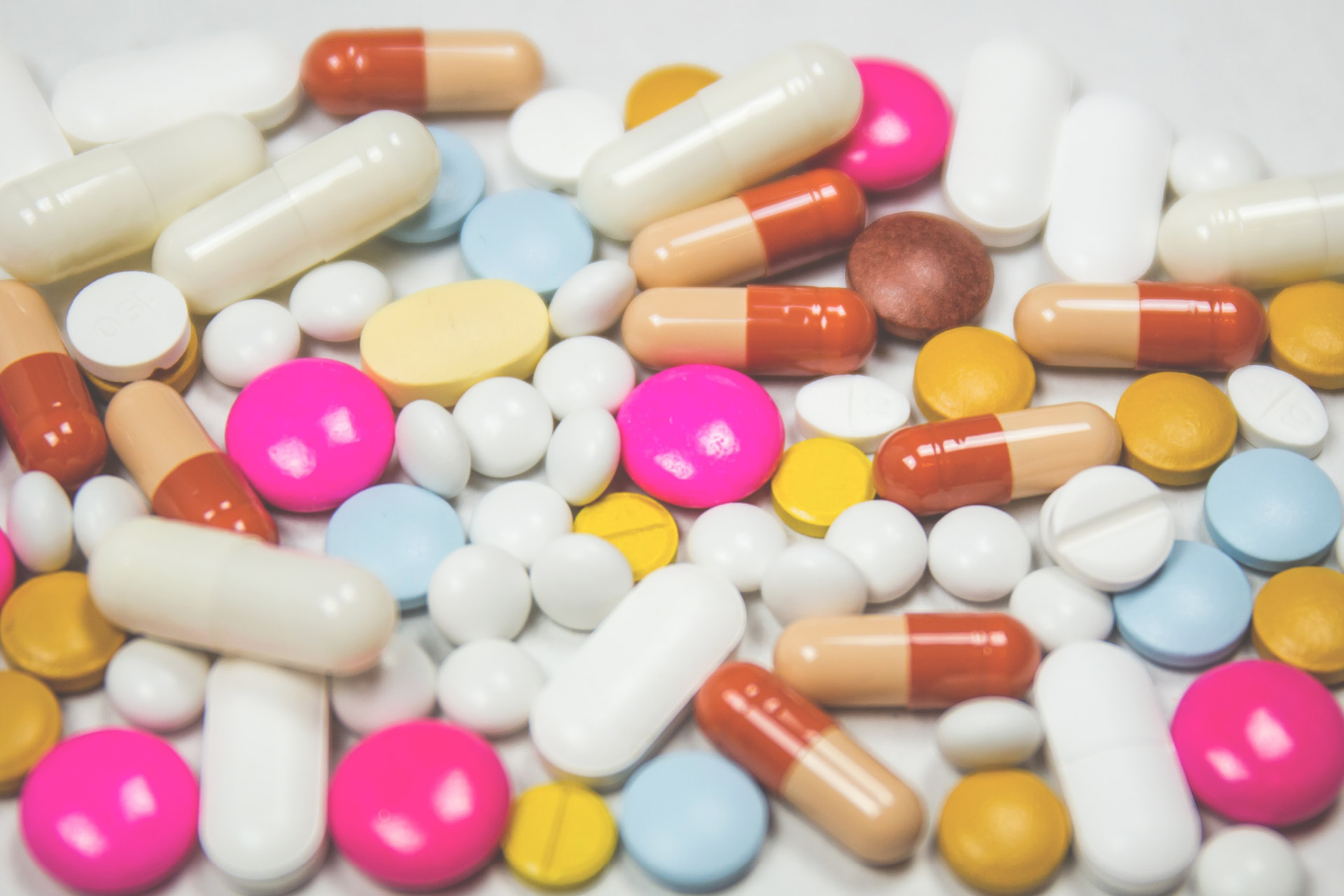 Tabletten und Pillen in unterschiedlichen Formen und Farben.