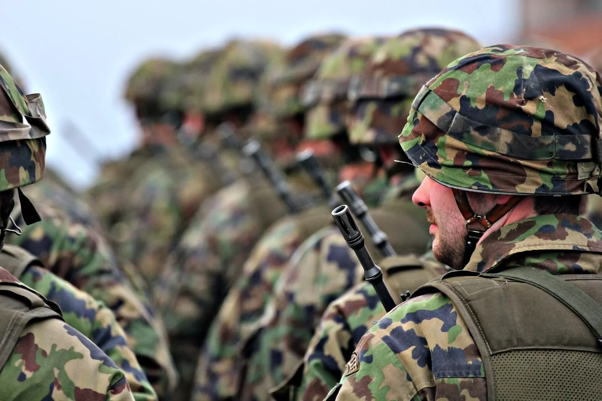 Eine Gruppe von Soldaten der Schweizer Armee stehen in Reih und Glied.