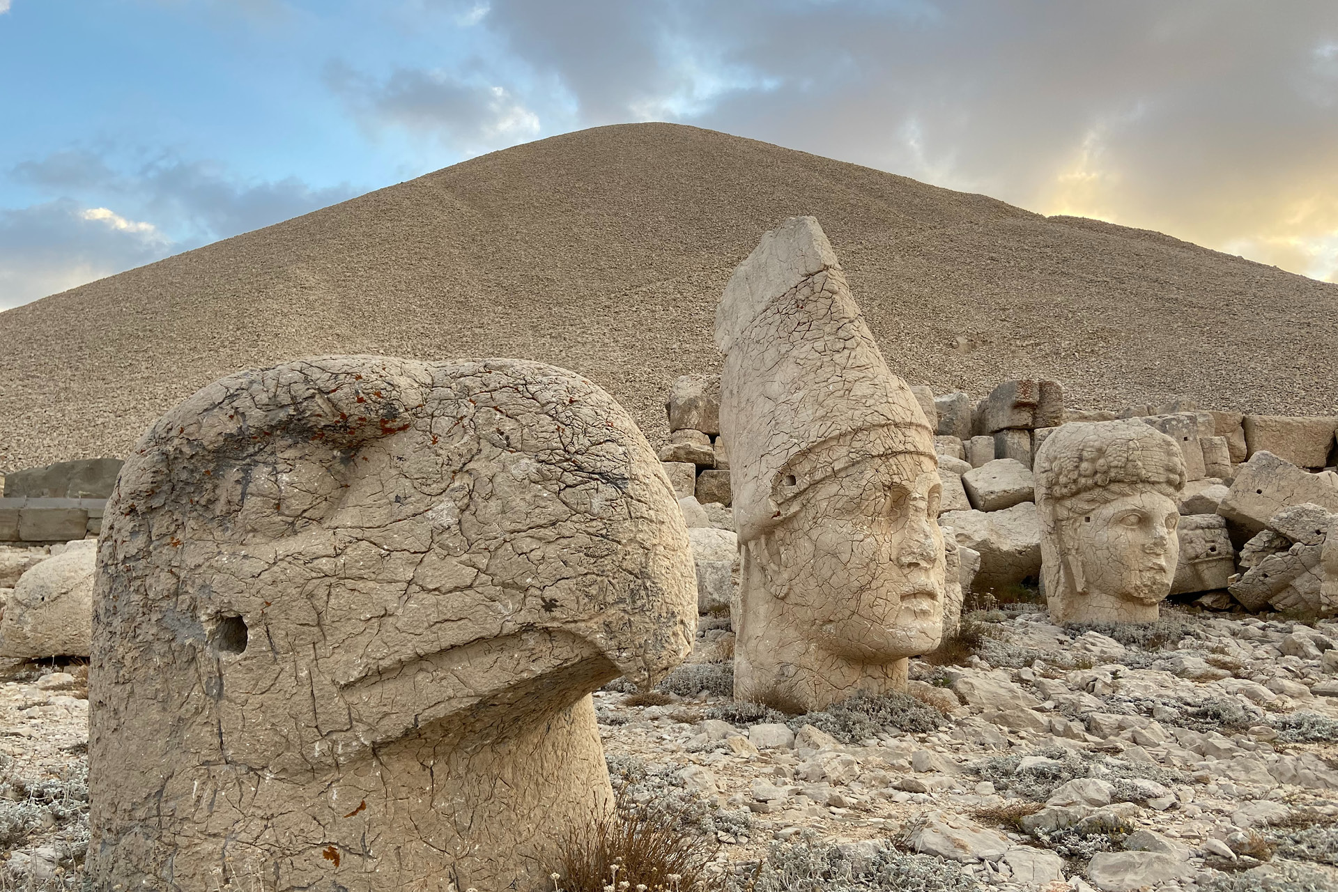 Auf dem Berg Nemrut Dağ im Südosten der Türkei stehen Reste von Monumentalstatuen aus der griechischen und persischen Mythologie. Im Bild sind ein Adlerkopf sowie die Köpfe von Antiochos und Kommagene.