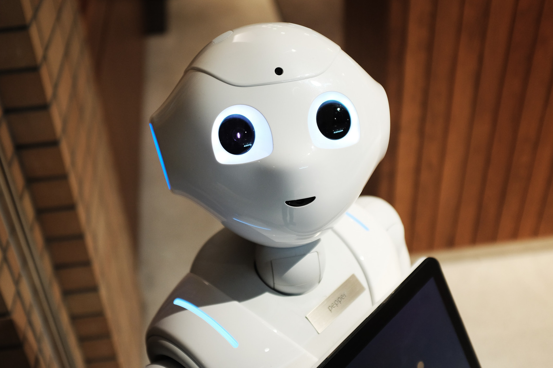 Weisser Roboter «Pepper» mit freundlichem Gesicht.