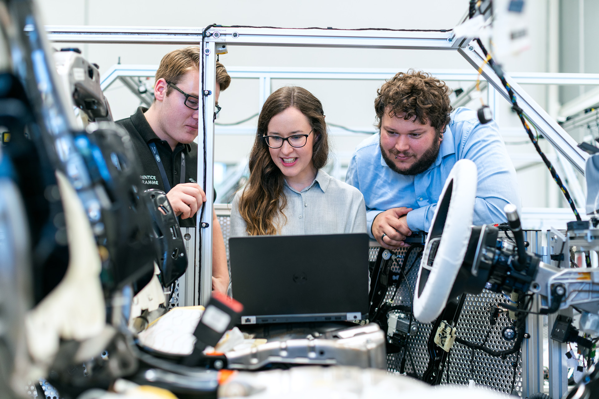 Ingenieure in der Werkstatt testen die Elektronik eines Auto-Prototypen.