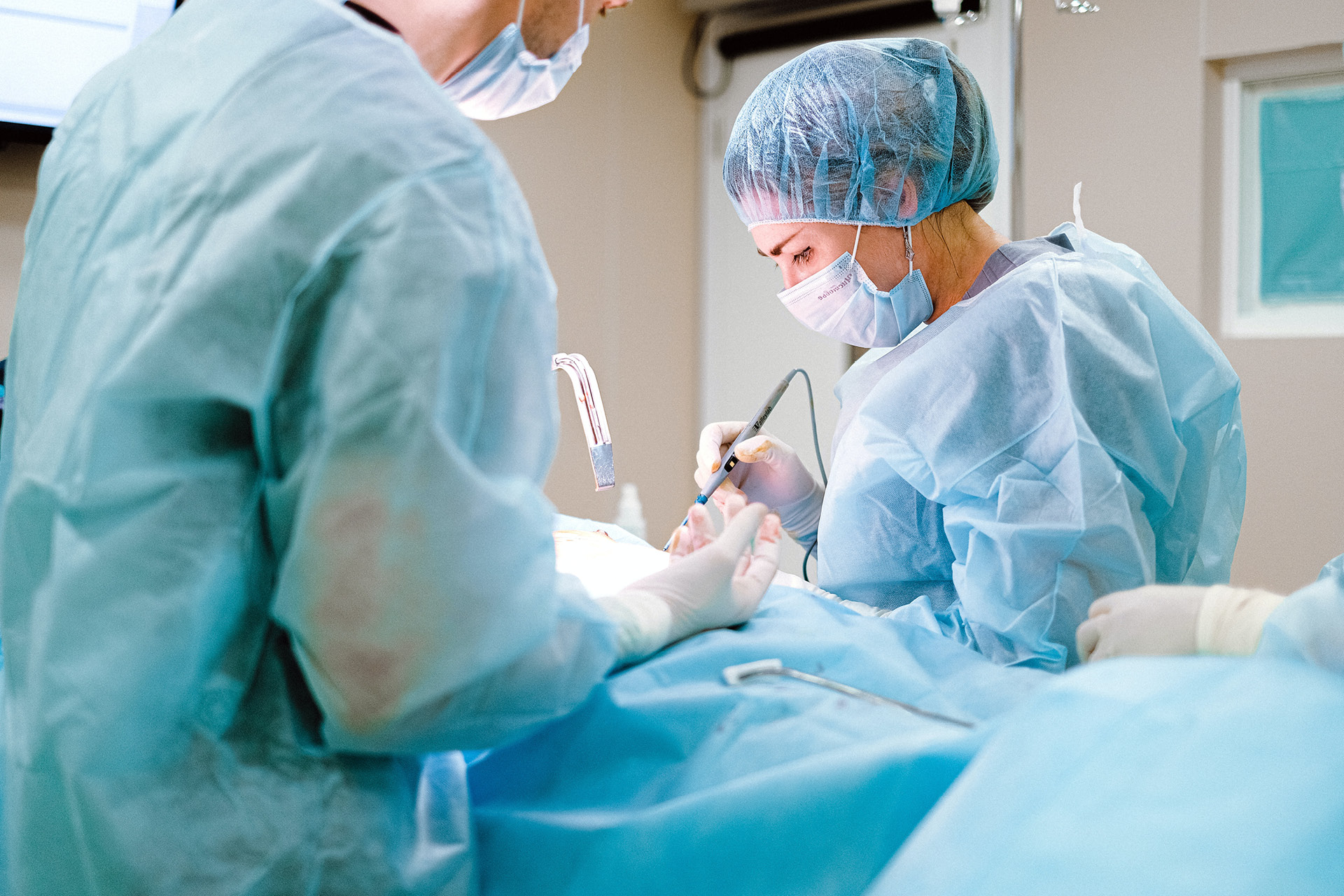 Chirurgin und Chirurg während einer Operation.