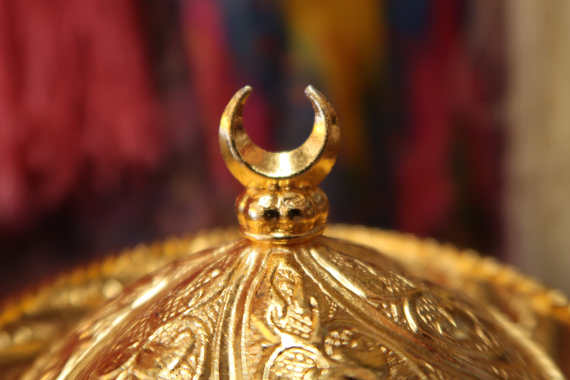 Goldene Schale mit Halbmond auf Deckel.