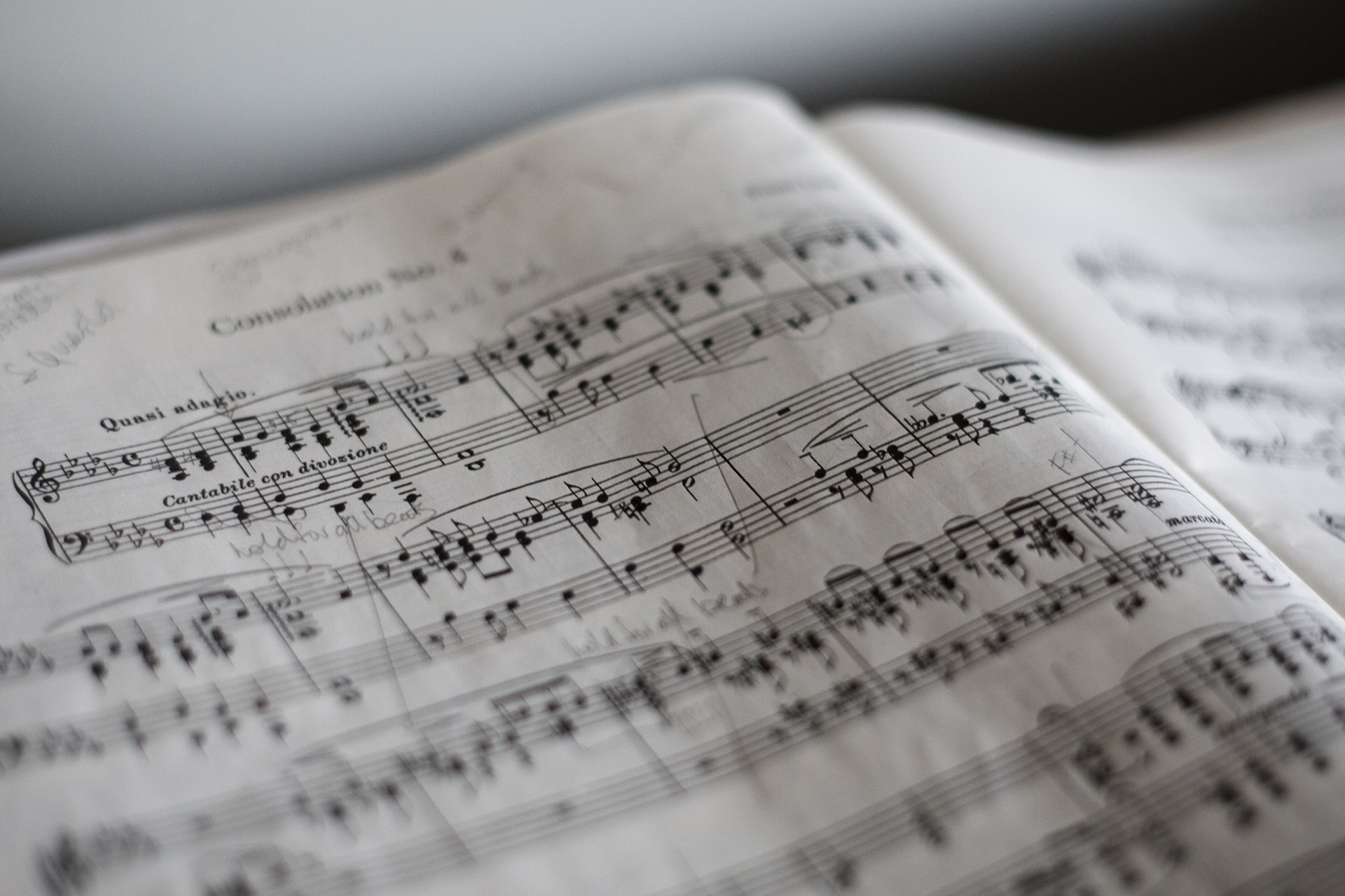 Musiknoten / Partitur mit Notizen.