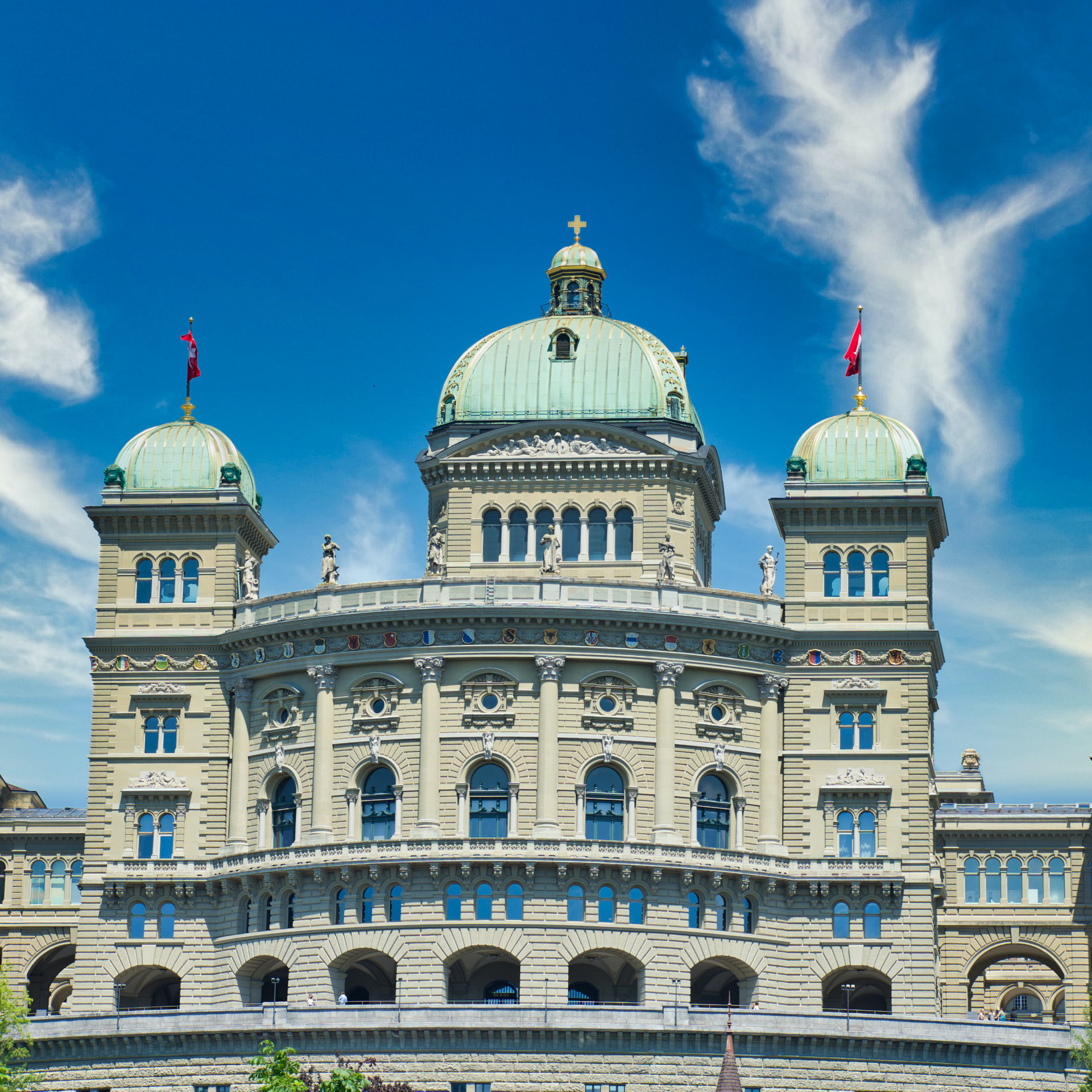 Frontalaufnahme des Bundeshauses in Bern.